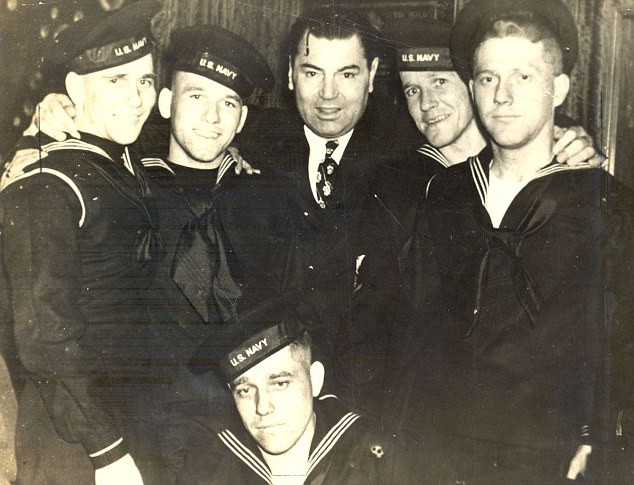 5 anh em ruột nhà Sullivan gia nhập Hải quân Mỹ vào tháng 1/1942 sau sự kiện Trân Châu Cảng. Ban đầu, Hải quân Mỹ từ chối 5 anh em nhà Sullivan gia nhập vì họ muốn chiến đấu bên cạnh nhau.