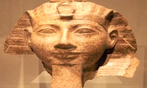 Một số giả thuyết được đưa ra như tác phẩm điêu khắc miêu tả nữ hoàng Hatshepsut được tìm thấy ở một ngôi đền hoặc ngôi mộ cổ.