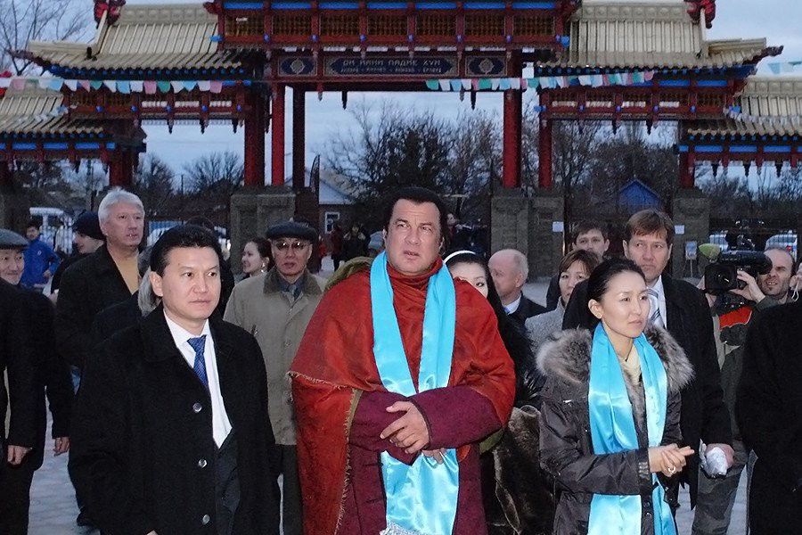 Ngôi chùa Burkhan Bakshin Altan Sume từng đón nhiều người nổi tiếng, trong đó có diễn viên Steven Seagal vào năm 2007, diễn viên này sau đó trở thành công dân danh dự của Kalmykia. (Ảnh: Sputnik)