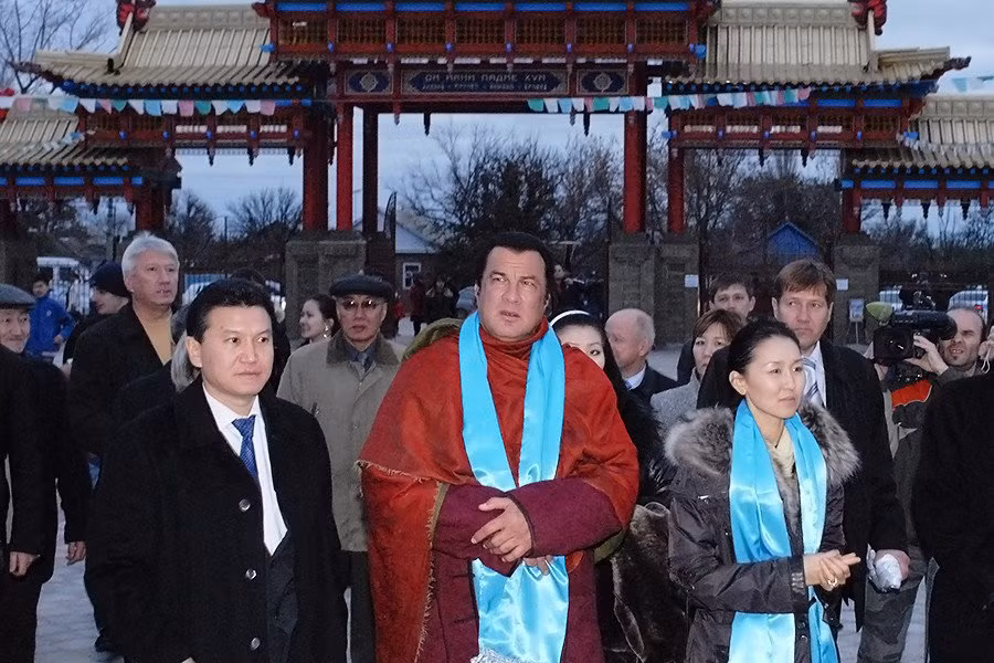 Ngôi chùa Burkhan Bakshin Altan Sume từng đón nhiều người nổi tiếng, trong đó có diễn viên Steven Seagal vào năm 2007, diễn viên này sau đó trở thành công dân danh dự của Kalmykia. (Ảnh: Sputnik)
