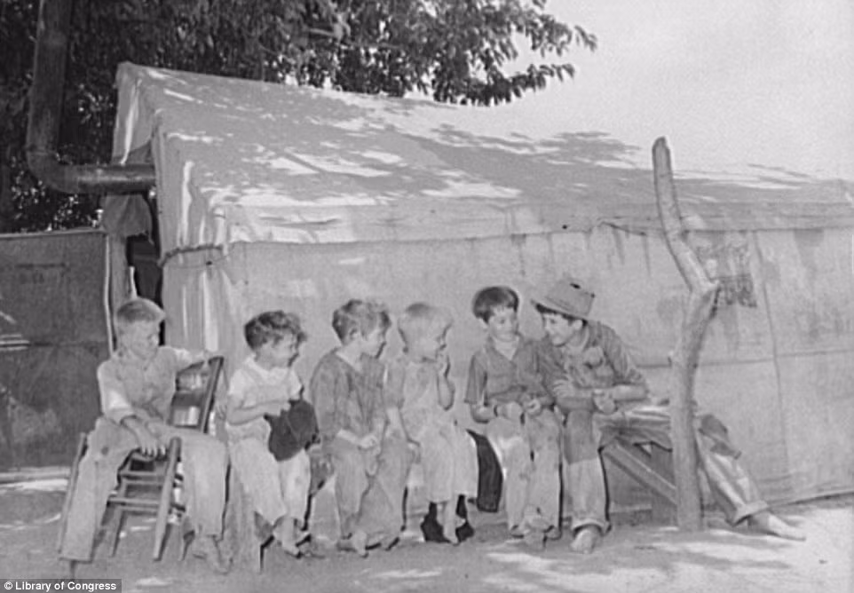 Trong khi cha mẹ cố gắng tìm kiếm việc làm để có tiền trang trải cuộc sống, con cái của họ cũng trải qua tuổi thơ khó khăn.