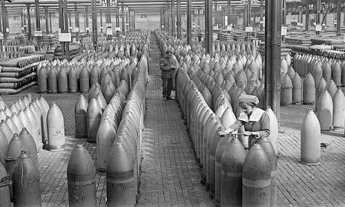 Nguyên do là vì công việc tại các nhà máy sản xuất vũ khí khá vất vả và nguy hiểm. Chỉ cần một sai sót nhỏ trong quá trình sản xuất, vận chuyển vũ khí như thuốc nổ, bom, đạn... cũng có thể khiến công nhân mất mạng.