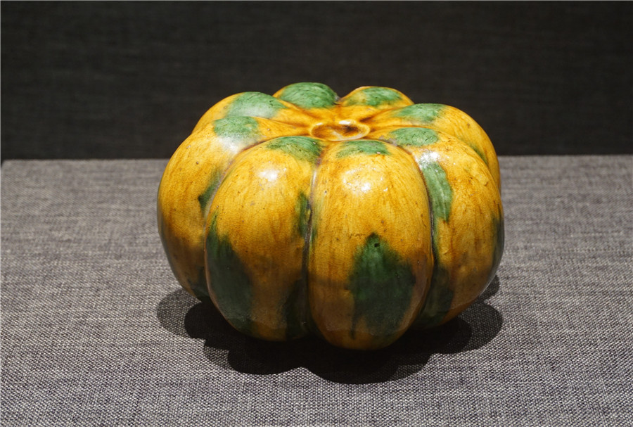 Kiệt tác gốm ba màu hình trái bí ngô.