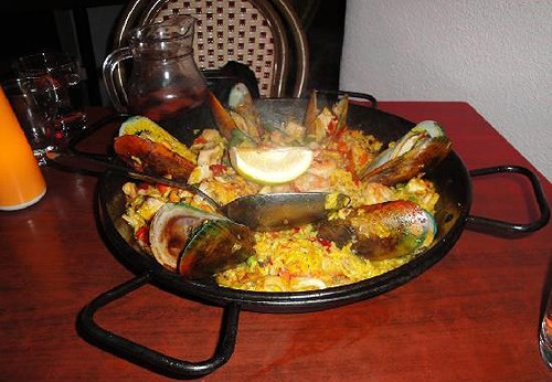 Ẩm thực Cuba phảng phất hương vị Tây Ban Nha, pha lẫn phong cách vùng Caribe. Một bữa ăn đúng kiểu của người dân vùng vịnh này thì các món sẽ được đưa ra cùng lúc chứ không phục vụ từng món như những nước phương Tây. Trong ảnh: Món Paella Habana là loại cơm hơi nhão, đậm mùi nghệ, nấu chung với chem chép, nghêu để cả vỏ, mực, tôm rất hấp dẫn bởi những màu sắc của các loại rau trang trí.