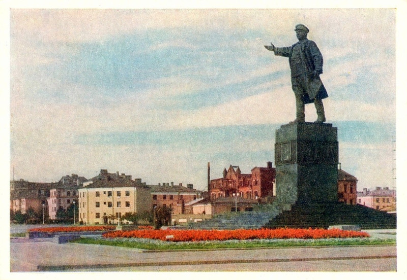 Những bức tượng cỡ lớn khắc họa các nhân vật lịch sử nổi tiếng của Liên Xô được đặt ở vị trí trang trọng, khu vực trung tâm ở Leningrad.