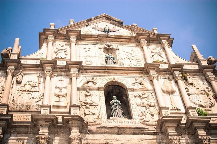 Mặt trước nhà thờ sau khi vụ hỏa hoạn thứ ba xảy ra.