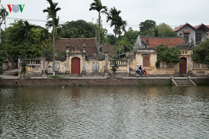 Làng có một không gian cảnh quan tuyệt vời nằm ở trung tâm – ở giữa là mặt nước, hình thành một trục dẫn hướng từ cổng làng tới thẳng đình làng Nôm. Dọc hai bên ao là một số ngôi nhà thờ họ và nhà ở kiểu cổ, xen lẫn một số nhà đã có cải tiến và xây mới nhưng vẫn nằm trong không gian xanh và không xây cao nên không phá vỡ cảnh quan. Cả làng còn hơn chục nhà cổ và 7 nhà thờ của các họ.