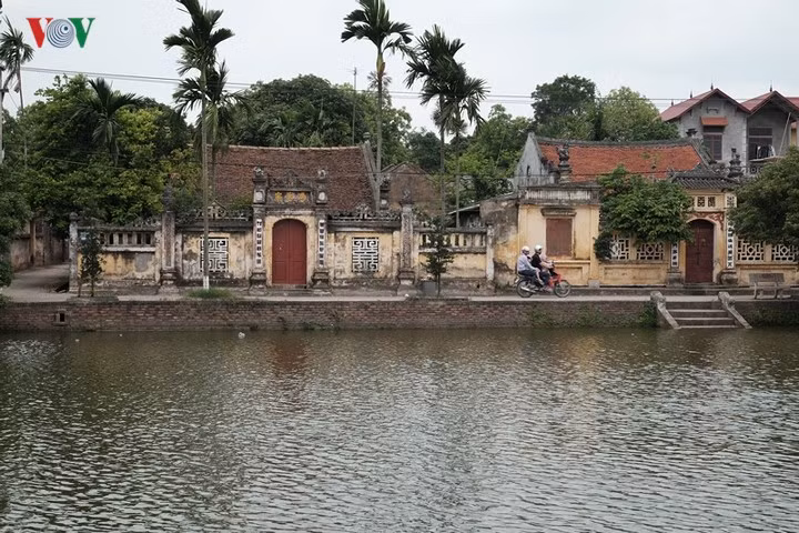 Làng có một không gian cảnh quan tuyệt vời nằm ở trung tâm – ở giữa là mặt nước, hình thành một trục dẫn hướng từ cổng làng tới thẳng đình làng Nôm. Dọc hai bên ao là một số ngôi nhà thờ họ và nhà ở kiểu cổ, xen lẫn một số nhà đã có cải tiến và xây mới nhưng vẫn nằm trong không gian xanh và không xây cao nên không phá vỡ cảnh quan. Cả làng còn hơn chục nhà cổ và 7 nhà thờ của các họ.