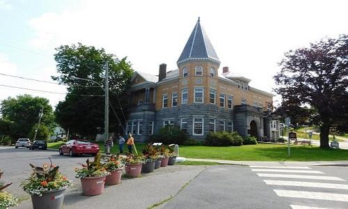 Nếu bạn là người Mỹ, bạn sẽ nói thư viện nằm ở "93 Caswell Avenue, Derby Line, Vermont", và nếu bạn là người Canada, bạn sẽ nhấn mạnh rằng, nó nằm ở "1 rue Church Street, Stanstead, Quebec".