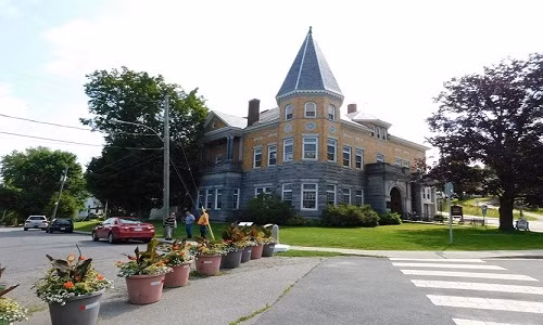 Nếu bạn là người Mỹ, bạn sẽ nói thư viện nằm ở "93 Caswell Avenue, Derby Line, Vermont", và nếu bạn là người Canada, bạn sẽ nhấn mạnh rằng, nó nằm ở "1 rue Church Street, Stanstead, Quebec".