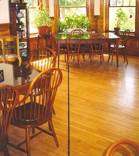 Công trình được xây dựng bởi Carlos Haskell, người Mỹ, và vợ người Canada Martha Stewart Haskell, là món quà cho cư dân của cả hai nước.