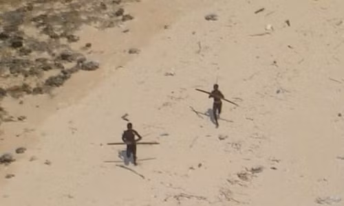 Hai cư dân tộc Sentinelese gương cung bắn máy bay trực thăng _ Ảnh ST