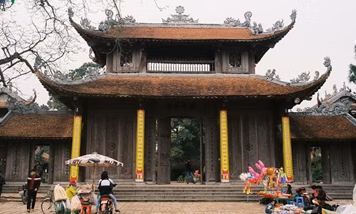 Cách Hà Nội khoảng 30 km về phía đông, chùa Nôm thuộc địa phận làng Nôm, xã Đại Đồng, huyện Văn Lâm, Hưng Yên. Trụ trì hiện tại là Thượng tọa Thích Đồng Huệ. Tam quan chùa Nôm nằm dưới những bóng cây cổ thụ tạo nên vẻ trầm mặc, thanh bình.