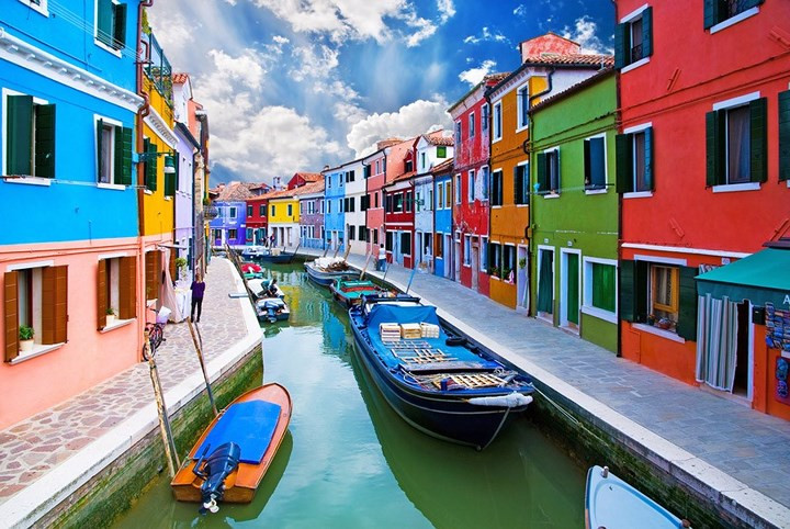 Burano, Italy. Trước đây, ngư dân thường sơn nhà để có thể nhìn thấy chúng trong sương mù dày đặc khi đi câu cá trên biển. Ngày nay các ngôi nhà được sơn theo một hệ thống màu quy định và nếu ai đó muốn đổi màu sơn, họ cần giấy phép đặc biệt của chính phủ.