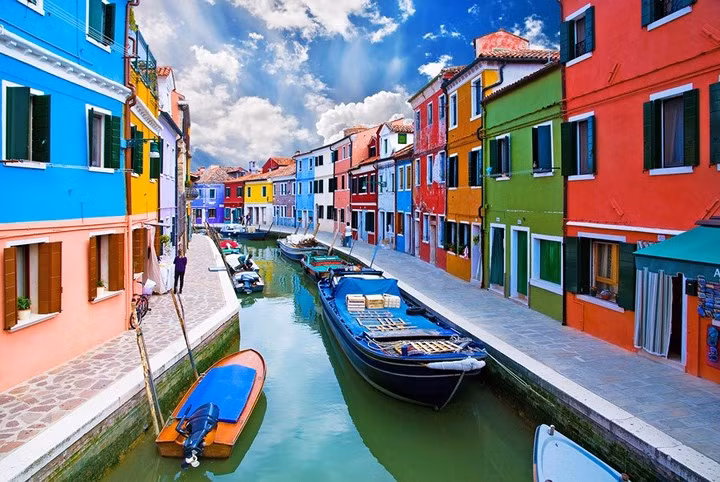 Burano, Italy. Trước đây, ngư dân thường sơn nhà để có thể nhìn thấy chúng trong sương mù dày đặc khi đi câu cá trên biển. Ngày nay các ngôi nhà được sơn theo một hệ thống màu quy định và nếu ai đó muốn đổi màu sơn, họ cần giấy phép đặc biệt của chính phủ.