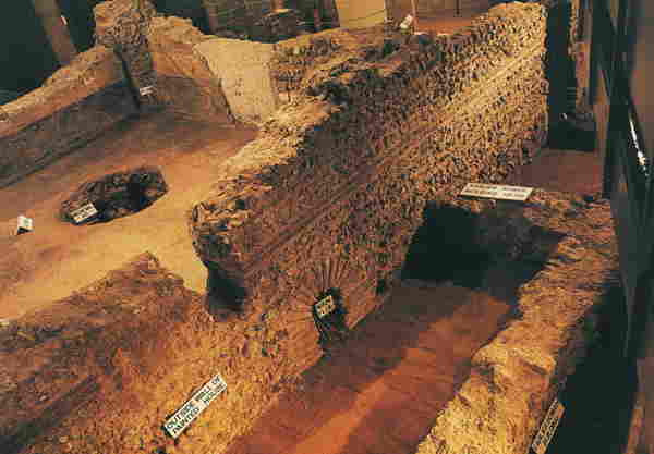 Lò sưởi được người La Mã sử dụng thường là một bể nước nóng. Khi đun sôi nước, khí nóng và hơi nước sẽ lan tỏa từ dưới sàn lên trên toàn bộ ngôi nhà.