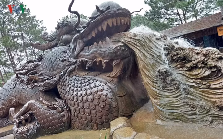 Đường hầm đất sét bắt đầu là đầu con rồng, tượng trưng cho nòi giống Rồng Tiên của người Việt.