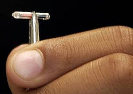 Mọi chuyện càng kỳ lạ hơn khi các chuyên gia phát hiện một vật thể lạ giống như một vi mạch nhỏ gắn chặt trong hộp sọ của Napoleon.