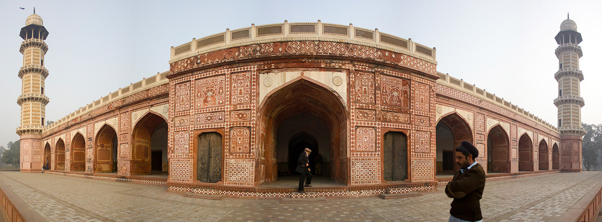 Nằm trong một khu vườn có tường cao bao quanh, lăng mộ của Jahangir nổi tiếng với một quan tài bằng đá cẩm thạch trắng ở bên trong.