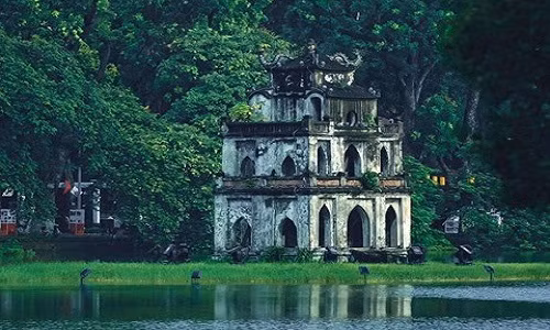 Hà Nội, Việt Nam: Tháng 3 là thời điểm thời tiết đẹp để đi du lịch Đông Nam Á, trong đó có Thủ đô Hà Nội, Việt Nam. Tại đây, du khách có thể lang thang trong khu phố cổ, đi dạo quanh hồ Gươm, thưởng thức những món ăn vỉa hè độc đáo.