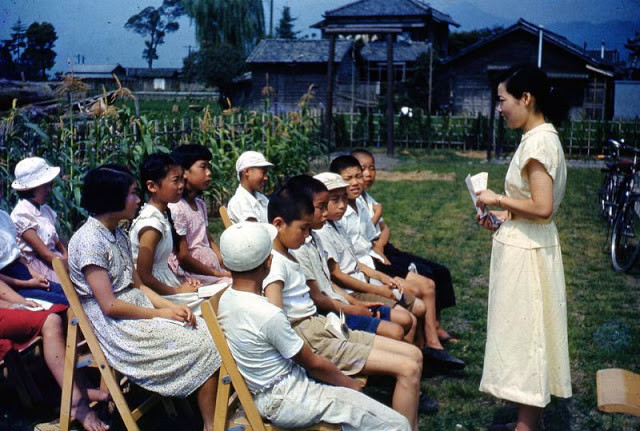 Các em học sinh tham gia hoạt động ngoài trời.