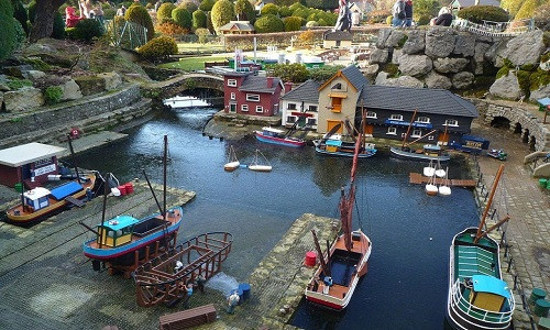 Bekonscot là ngôi làng cổ đặc biệt nhất ở Beaconsfield, Buckinghamshire, Anh. Ngôi làng đồ chơi này trải dài trên diện tích hơn 6.000 m2, với các tòa nhà cỡ nhỏ được làm rất tinh xảo từ gỗ, đá, kim loại, cỏ... Vì vậy, Bekonscot trở thành ngôi làng mô hình đồ chơi cổ nhất trên thế giới.