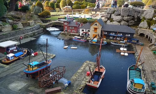 Bekonscot là ngôi làng cổ đặc biệt nhất ở Beaconsfield, Buckinghamshire, Anh. Ngôi làng đồ chơi này trải dài trên diện tích hơn 6.000 m2, với các tòa nhà cỡ nhỏ được làm rất tinh xảo từ gỗ, đá, kim loại, cỏ... Vì vậy, Bekonscot trở thành ngôi làng mô hình đồ chơi cổ nhất trên thế giới.