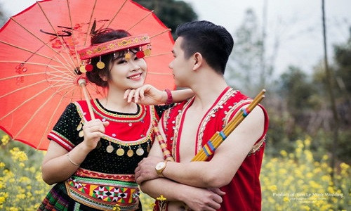 Chú rể Sa Quang Hiệp và cô dâu là Đinh Thu Hải hạnh phúc trong bộ ảnh cưới.