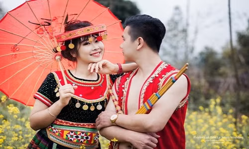 Chú rể Sa Quang Hiệp và cô dâu là Đinh Thu Hải hạnh phúc trong bộ ảnh cưới.