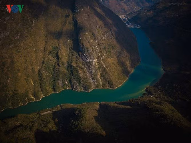 Khung cảnh “tứ đại đỉnh đèo” Mã Pí Lèng vừa hùng vĩ mà cùng thật nên thơ với dòng sông Nho Quế uốn quanh trập trùng dãy núi. Nguồn gốc tên gọi “Mã Pí Lèng” là sống mũi con ngựa hoặc con mèo, ẩn dụ cho sự hiểm trở bậc nhất của đỉnh núi này.
