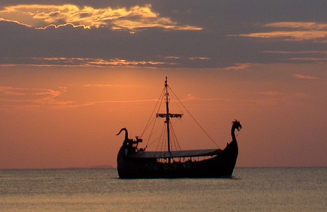 Thi hài những người Viking giàu có được đặt lên một con thuyền đầy ắp thức ăn, trang sức...