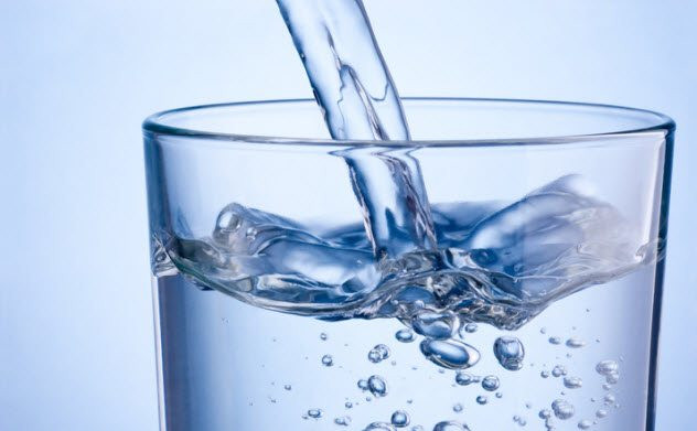 Các bác sĩ thời xưa còn kiểm tra một người đã thực sự chết hay chưa bằng cách đặt một ly đầy nước hoặc thủy ngân lên ngực đối tượng.