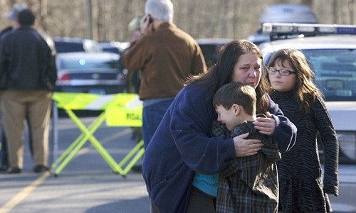 Lanza đã xông vào trường Sandy Hook và nổ súng bắn chết 20 trẻ em và 6 giáo viên. Sau khi gây án, Lanza đã tự sát bằng một phát đạn bắn vào đầu.