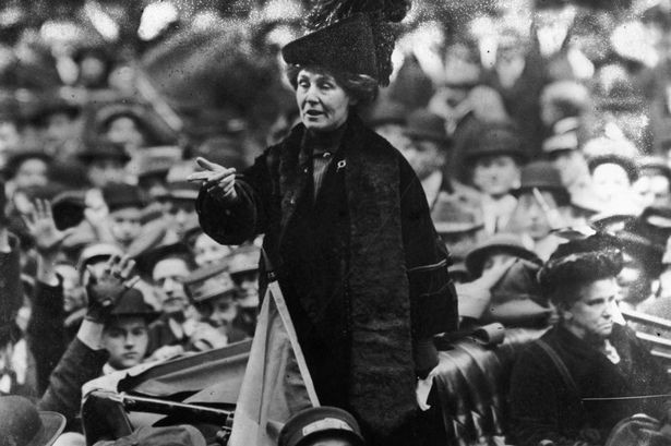 Emmeline Pankhurst là nhà hoạt động người Anh đã đứng ra thành lập tổ chức Liên hiệp Xã hội và chính trị nữ giới (WSPU), chuyên tổ chức các cuộc biểu tình đòi quyền bầu cử cho phụ nữ.