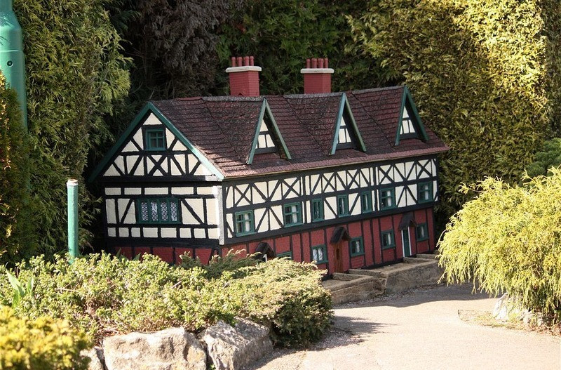 Để ngôi làng thêm phần sống động, nhiều người tí hon chỉ cao khoảng 10 cm được tạo ra. Họ tham gia các hoạt động như cuộc sống bình thường như: trò chuyện trên phố, đi chợ, lau dọn nhà cửa, chữa cháy…