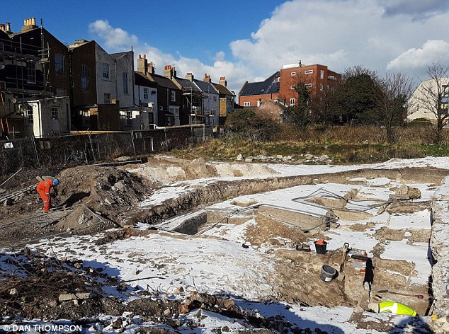 Theo ông Thompson, bộ hài cốt 2.800 tuổi trên thuộc về một người khá cao với xương ống chân dài. Hiện bộ xương trên đang được các chuyên gia, nhà khoa học tiến hành các nghiên cứu nhằm giải mã bí ẩn về nó như giới tính, nguyên nhân tử vong.