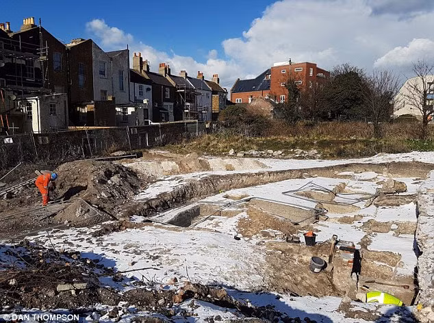 Theo ông Thompson, bộ hài cốt 2.800 tuổi trên thuộc về một người khá cao với xương ống chân dài. Hiện bộ xương trên đang được các chuyên gia, nhà khoa học tiến hành các nghiên cứu nhằm giải mã bí ẩn về nó như giới tính, nguyên nhân tử vong.