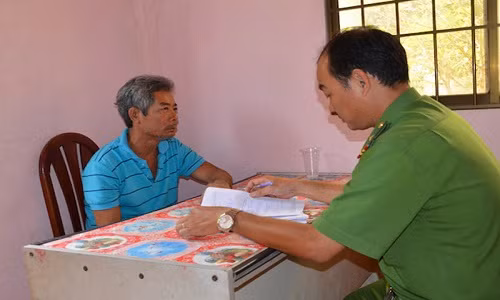 Nghi phạm Nhẹ tại cơ quan công an. Ảnh: Hồng Dương/Công an Trà Vinh