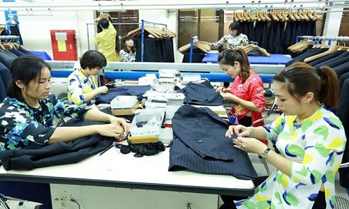 Công nhân trong giờ làm việc tại một công ty may mặc Hà Nội. Ảnh: Nhật Minh.