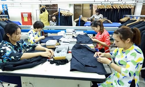 Công nhân trong giờ làm việc tại một công ty may mặc Hà Nội. Ảnh: Nhật Minh.