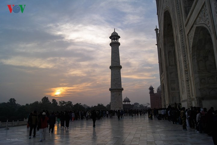  Hoàng hôn Taj Mahal. Thời gian có thể cuốn đi tất cả nhưng tình yêu gắn với với ngôi đền mãi mãi bất diệt.