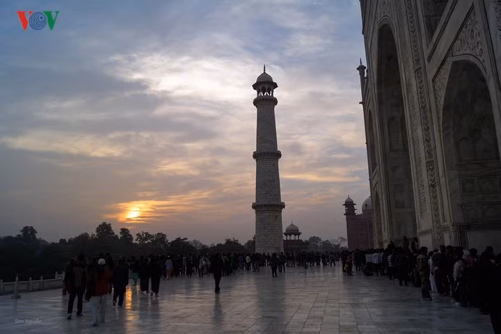  Hoàng hôn Taj Mahal. Thời gian có thể cuốn đi tất cả nhưng tình yêu gắn với với ngôi đền mãi mãi bất diệt.