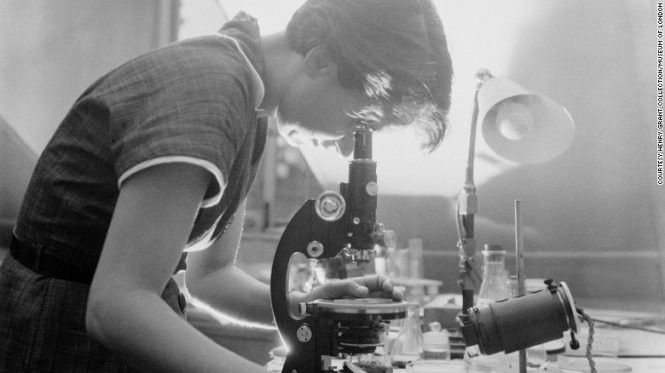 Chuyên gia hóa học Anh Rosalind Franklin đã có đóng góp lớn trong việc xác định cấu trúc của ADN.