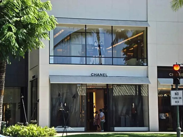 Để nâng cao khả năng “mở ví” của khách hàng, các hãng Chanel và LV đã bắt tay cùng xây dựng khu hàng hiệu sang chảnh ở Hawaii – nơi thu hút nhiều người Nhật tới nghỉ dưỡng.