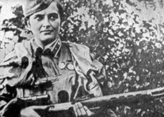 Sau khi gia nhập quân đội, nữ xạ thủ Lyudmila chứng tỏ khả năng của mình khi gia nhập Sư đoàn súng trường Chapayev số 25.