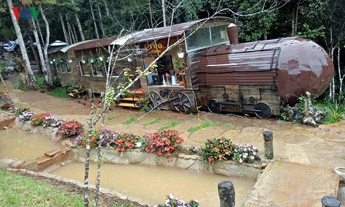 Quán cà phê độc đáo mang tên FGO mô phỏng một chuyến tàu là điểm dừng chân hấp dẫn khi du khách khám phá Đường hầm đất sét ở Đà Lạt - nơi có nhà ga xe lửa cổ nhất Đông Dương.