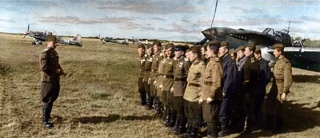 Một nhóm phi công Liên Xô tập hợp tại khu vực sân bay gần Leningrad năm 1944.