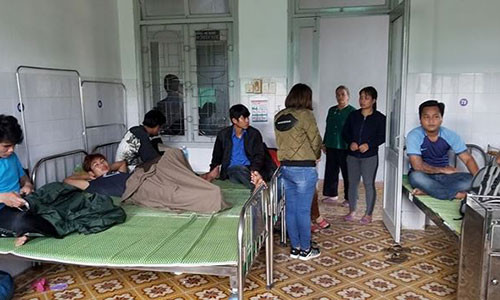 Người dân thôn Pà Păng nhập viện theo dõi và điều trị tại Bệnh viện đa khoa Bắc Quảng Nam.