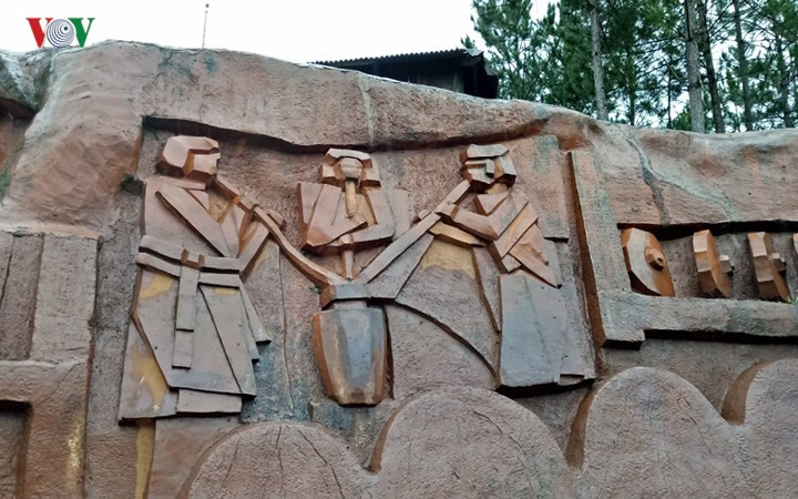 Cuộc sống đời thường của người dân được khắc họa ở nơi này.