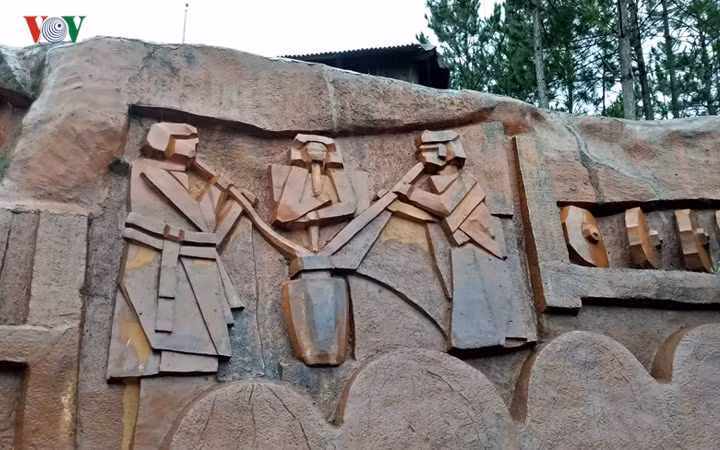 Cuộc sống đời thường của người dân được khắc họa ở nơi này.